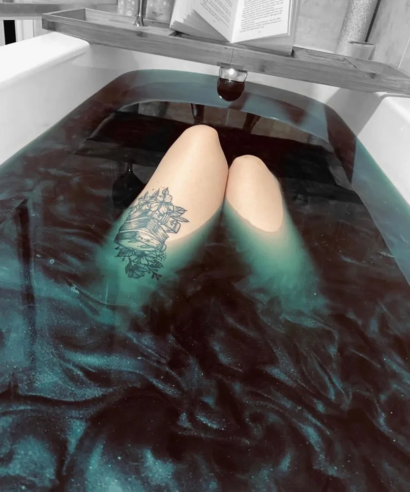 Invoke Luxury Double Metallic Bath Bomb with Single Use Soap