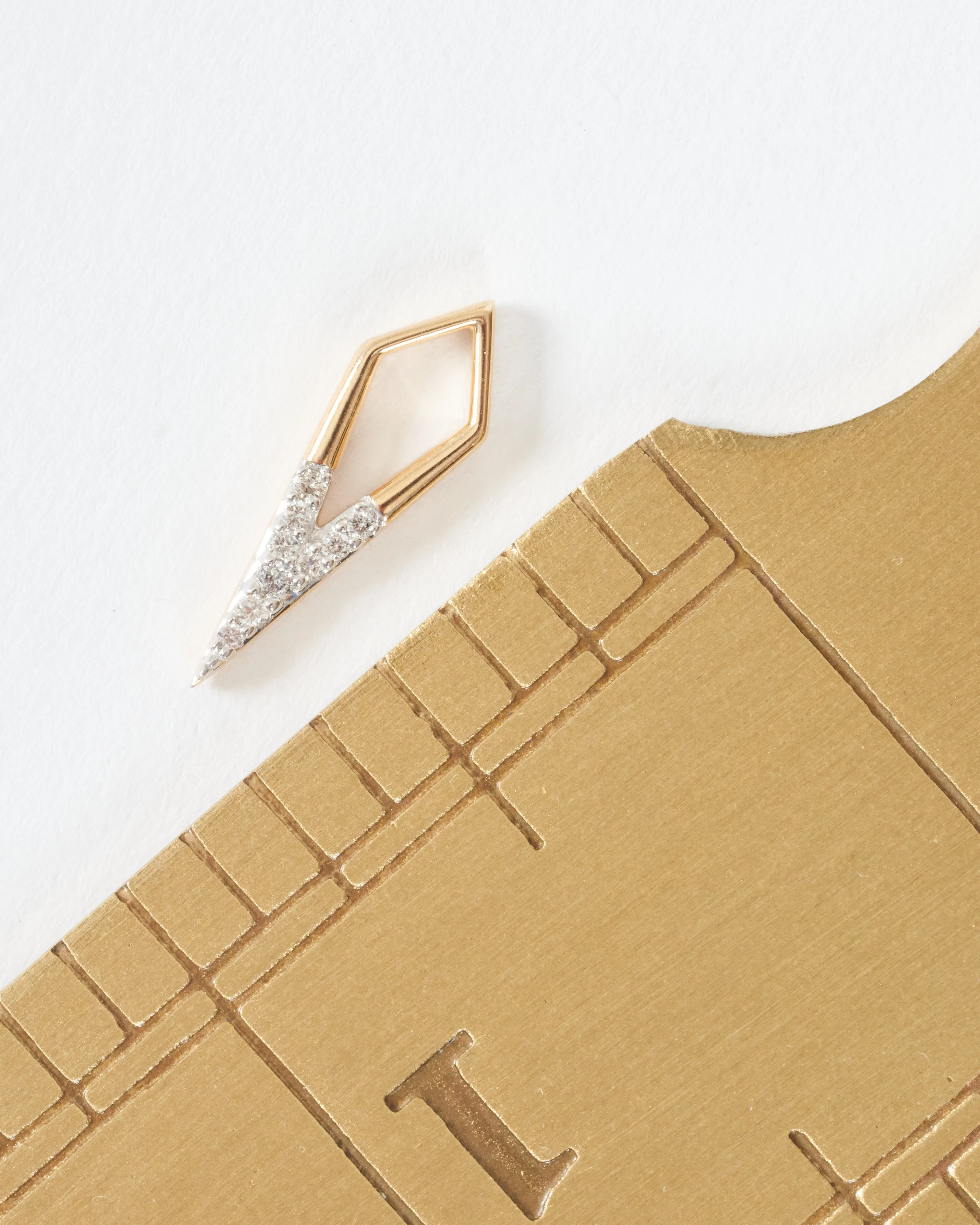 single classic open dagger charm - gold/diamonds
