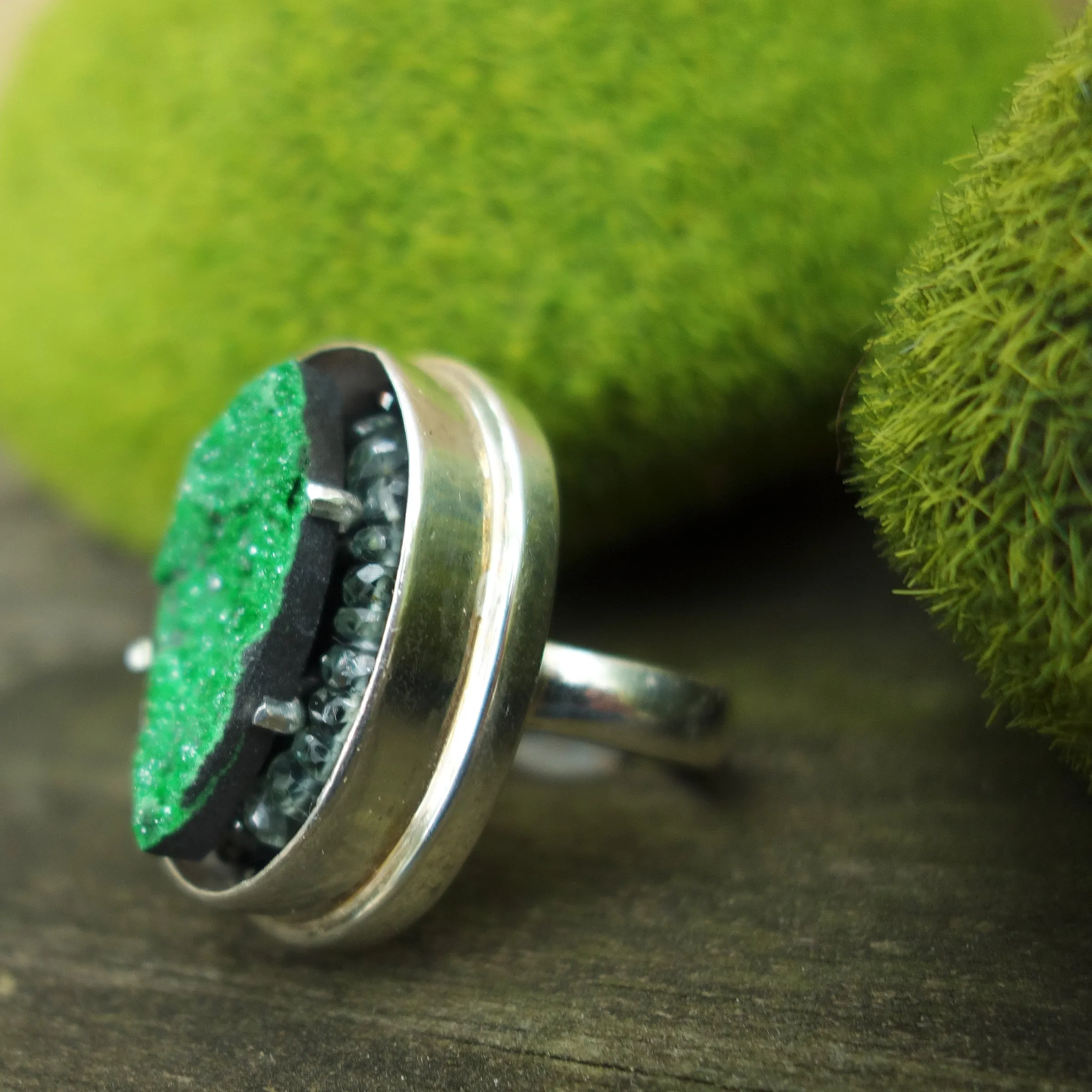 Sleek Zen Chique: uvarovite and sapphire mosaic ring