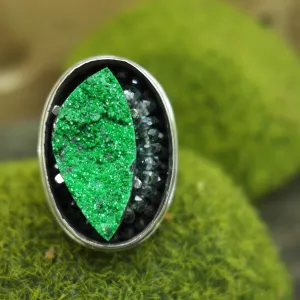 Sleek Zen Chique: uvarovite and sapphire mosaic ring