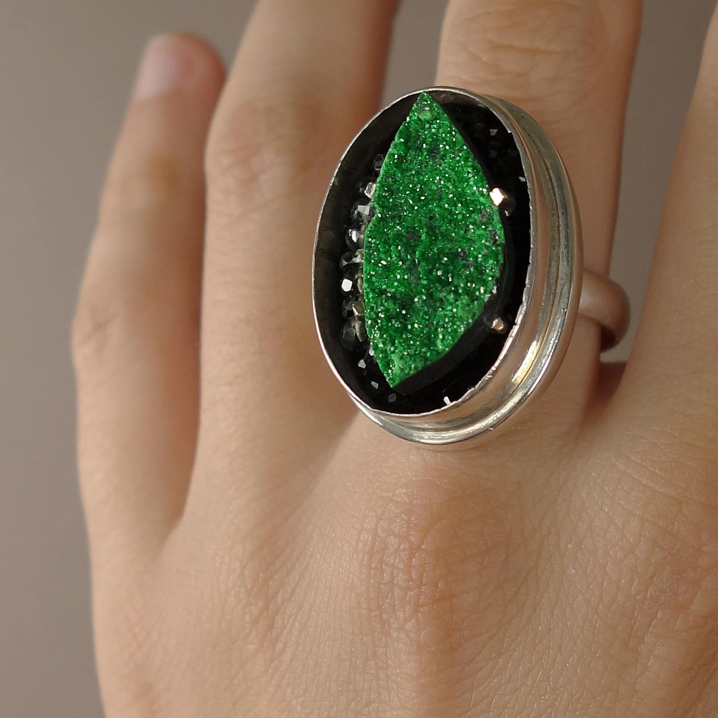 Sleek Zen Chique: uvarovite and sapphire mosaic ring