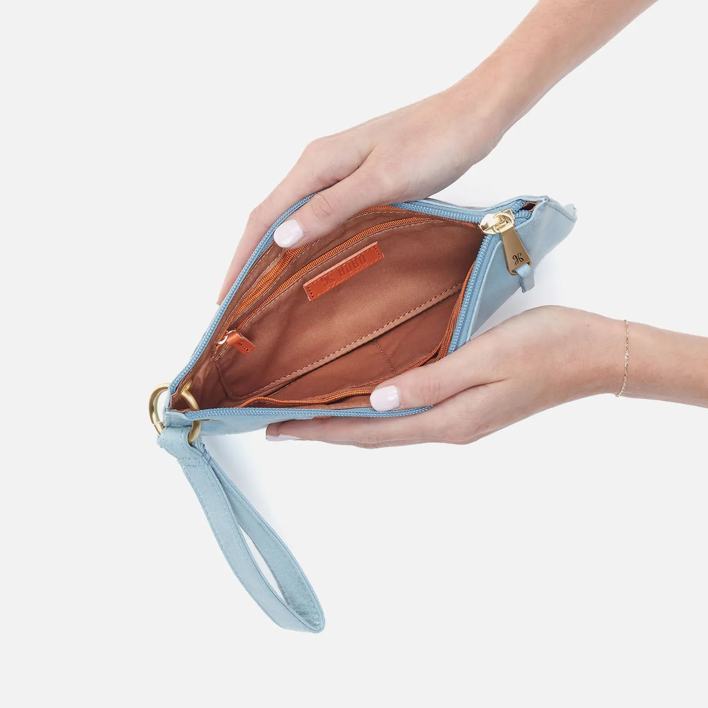 Vida Wristlet In Buffed Leather - Sky